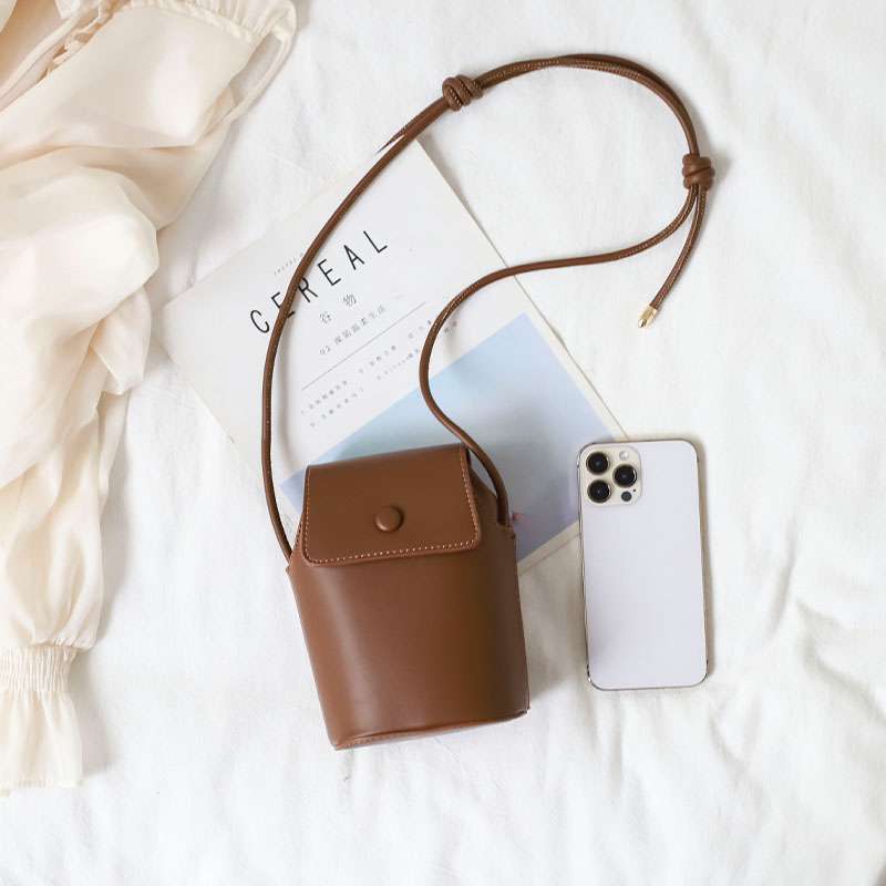 ミニマルデザイン スマートフォン収納ポシェット