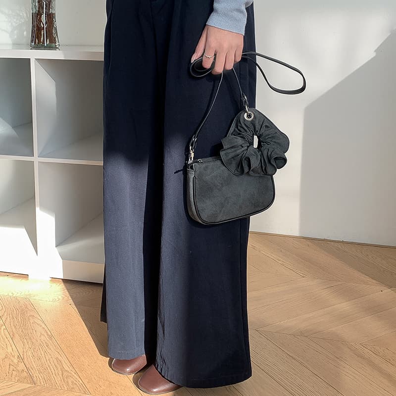 ポシェット　シュシュ付きスクエア型ポシェット