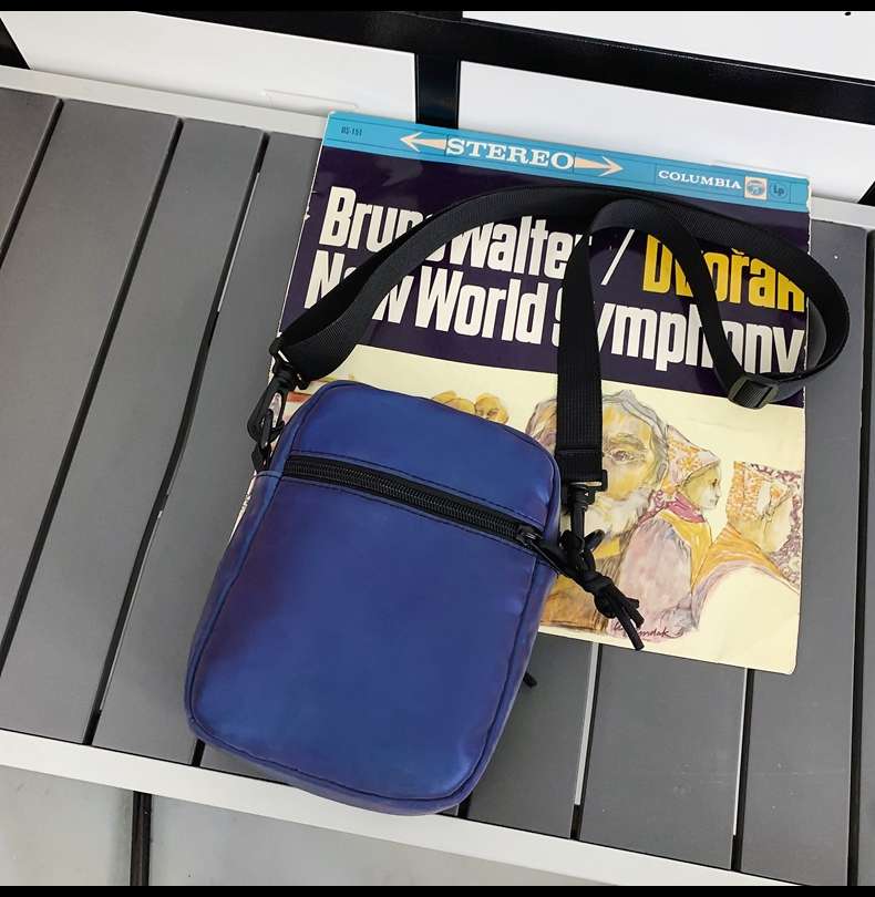 シンプル　スタイリッシュポシェット