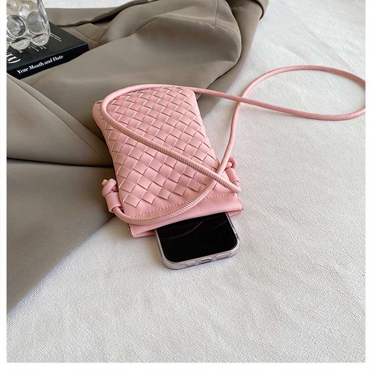 編み込み模様のスマホミニポシェット