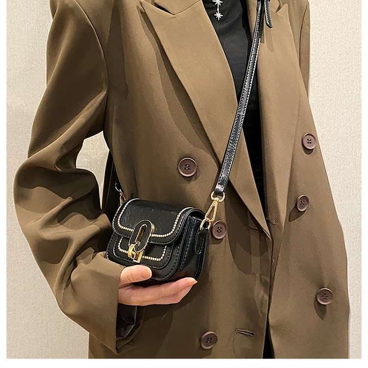 スタッズ付き　上品ミニポシェット