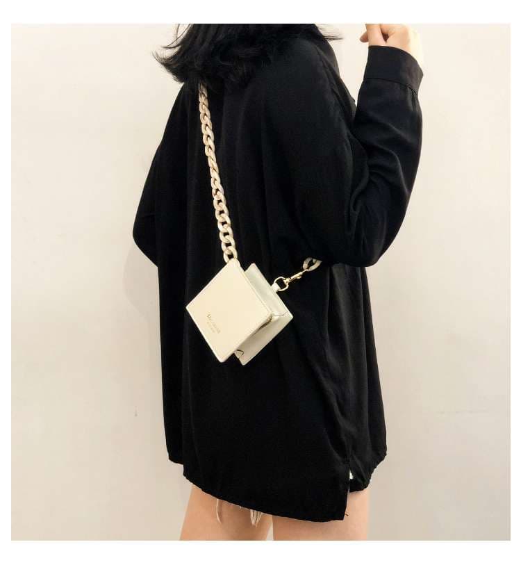ポシェット　ミニマル四角形チェーンポシェット