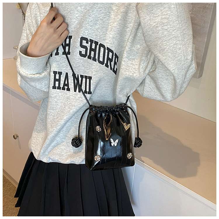 蝶々モチーフ巾着型ポシェット
