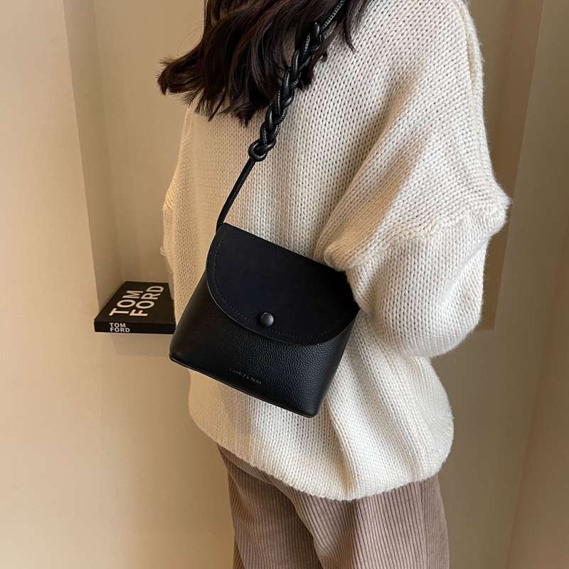 上品な編み込みストラップポシェット