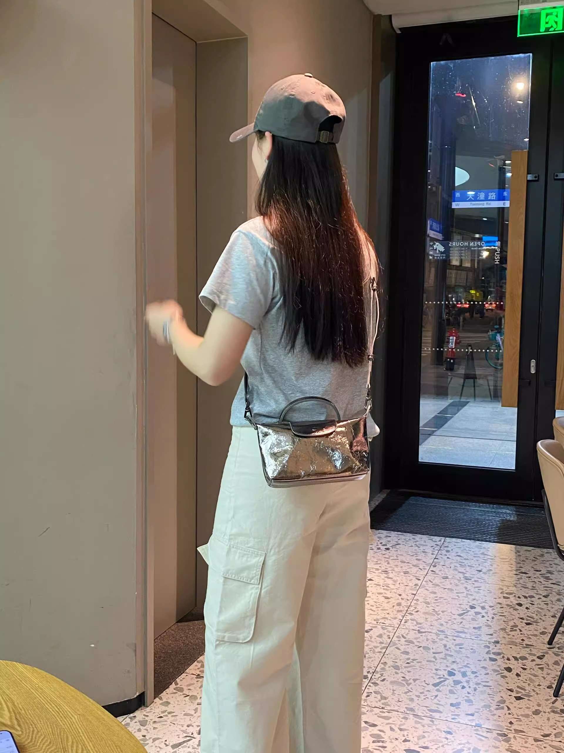 輝くメタリックポシェット