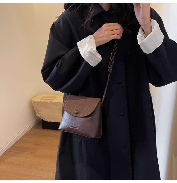 上品な編み込みストラップポシェット