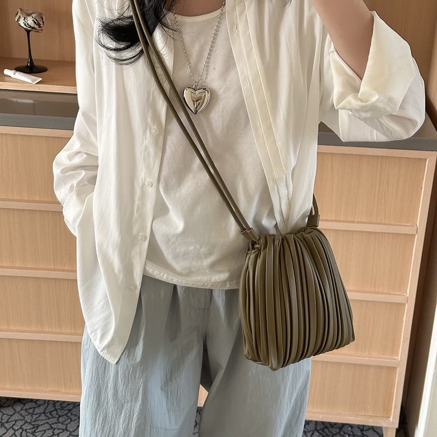 ポシェット プリーツ巾着スマホポシェット