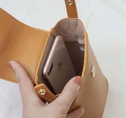 ミニマルデザイン スマートフォン収納ポシェット