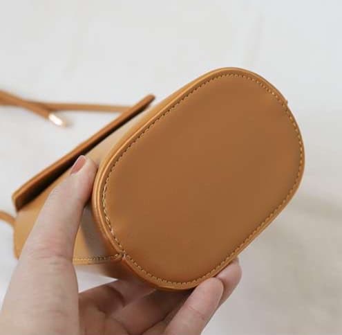 ミニマルデザイン スマートフォン収納ポシェット