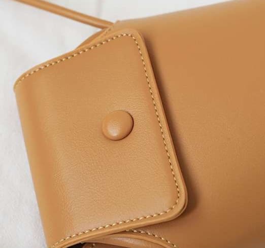 ミニマルデザイン スマートフォン収納ポシェット