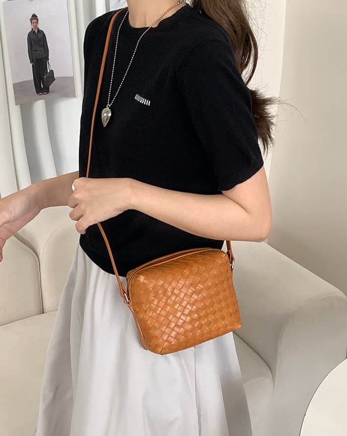 ポシェット 編み込み模様のミニショルダーポシェット