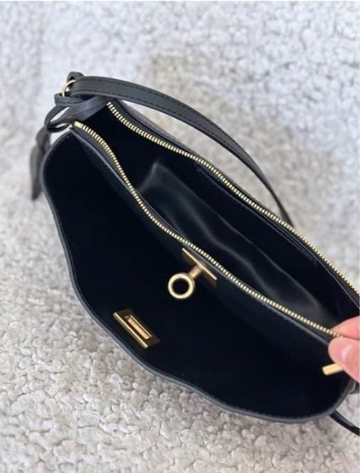 ポシェット 洗練デザインの半月型ショルダーポシェット