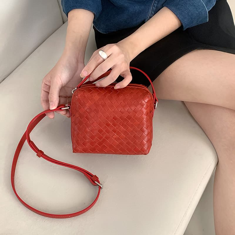 ポシェット 編み込み模様のミニショルダーポシェット