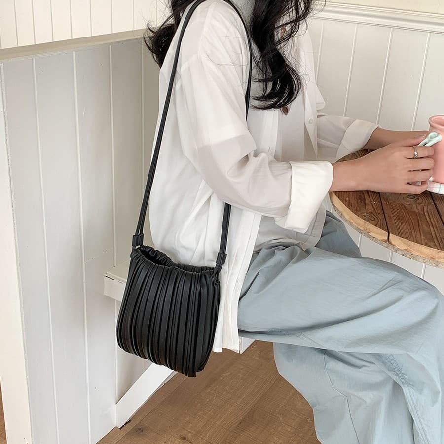 ポシェット プリーツ巾着スマホポシェット